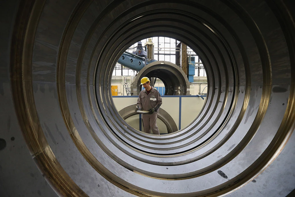 Ein Siemens-Arbeiter untersucht das Gehäuse einer Gasturbine im Siemens-Gasturbinenwerk.
Foto: Siemens AG